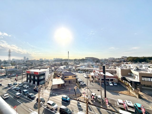 【抜けた眺望】　正面には、高い建物も無く開放感あふれる空間が広がっております！室内にも沢山の日差しが差し込み、明るく暖かな空間を演出致します！是非一度ご見学下さいませ。本日見学可能！