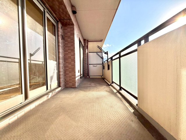 【ワイドスパンバルコニー】　ワイドバルコニーを設け、大家族にも対応できる物干しスペースを確保しております。防水加工が施されておりますので経年劣化等にも対応しております。