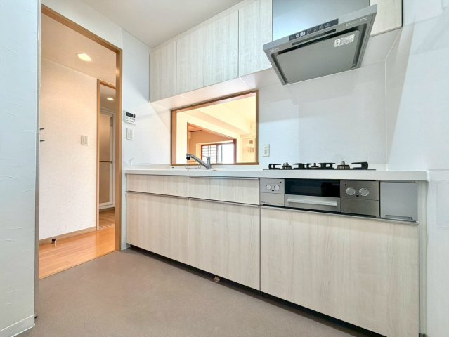 【対面キッチン】　キッチンは収納数もさる事ながら、リビングで寛ぐ家族や小さなお子様を見守りながら料理が出来る「対面式の温もり設計」。キッチンから立ち込める香りが今日の料理を期待させます。