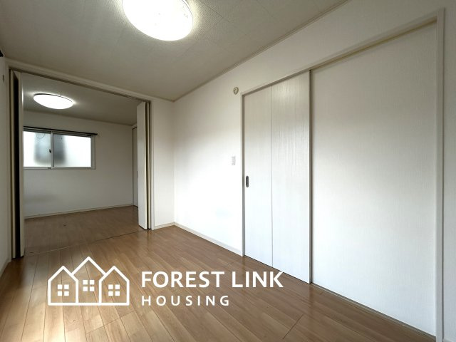 扉を開放すれば、隣と一体の部屋となります。