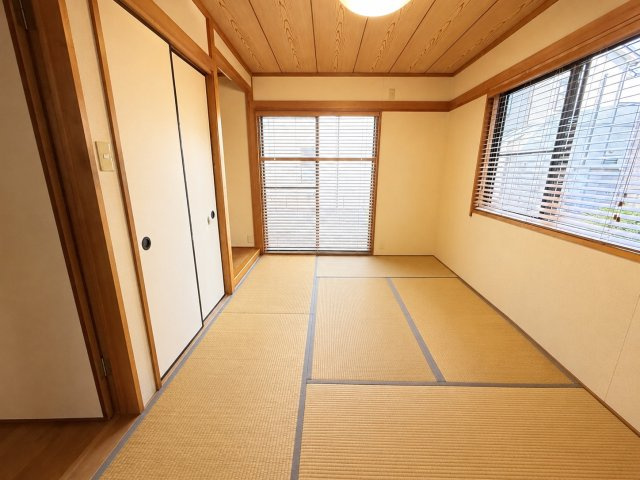LDKに隣接する和室6帖。畳の温もりを感じられる落ち着いた空間で、来客用のお部屋やお子様の遊び場、くつろぎスペースとして幅広く活用できます。和室ならではの落ち着いた雰囲気をぜひ現地でご体感ください。
