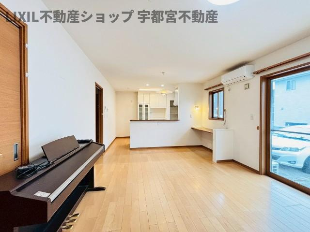 【リビング/現地写真】明るい日差しの入るリビングは家族団らんの場所には最適です。スタディカウンターもついておりお子様の勉強を見守りながら家事もできます。