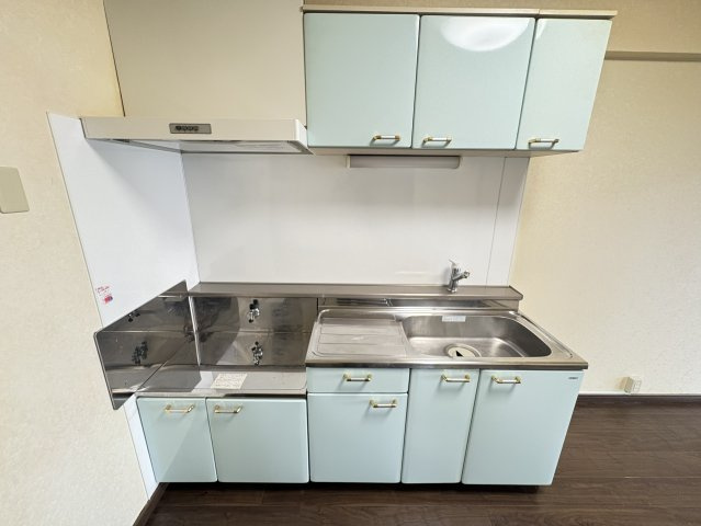 爽やかなカラーのキッチンは収納が豊富で、調理器具や食器もすっきり整理できます。シンクや作業スペースも確保されております。LDKと一体感のある配置で、家族との会話を楽しみながら家事ができます。