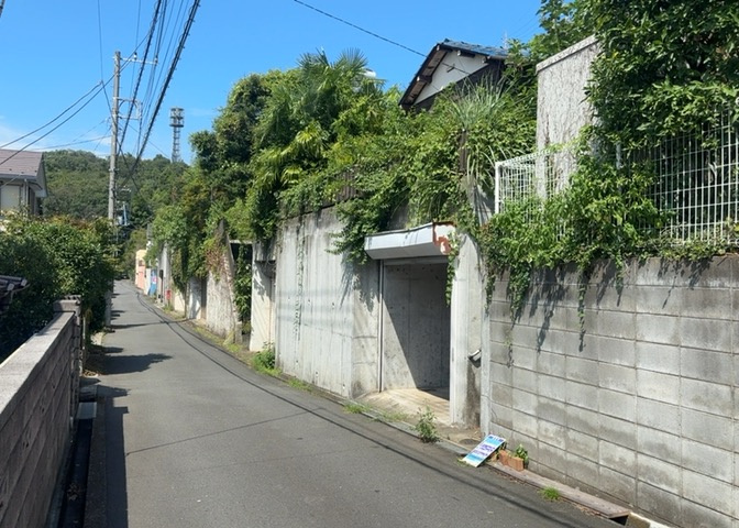 住宅用の土地では前面道路に2m以上接していなければならないと法律で定められています。しかし、お持ちの車のサイズやライフスタイルなどにより、2mでは利便が悪い場合もございますので、事前に確認しましょう。