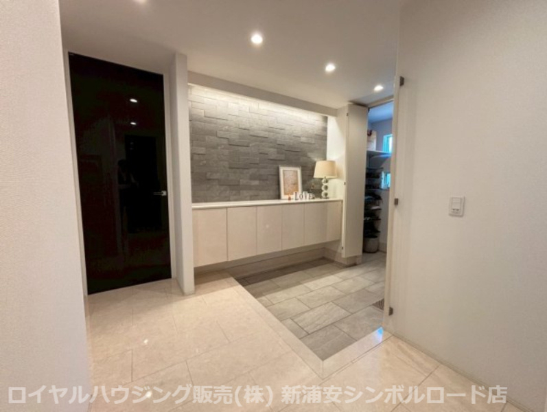 明かり取りと換気可能な窓付の収納量豊富なシューズクローク