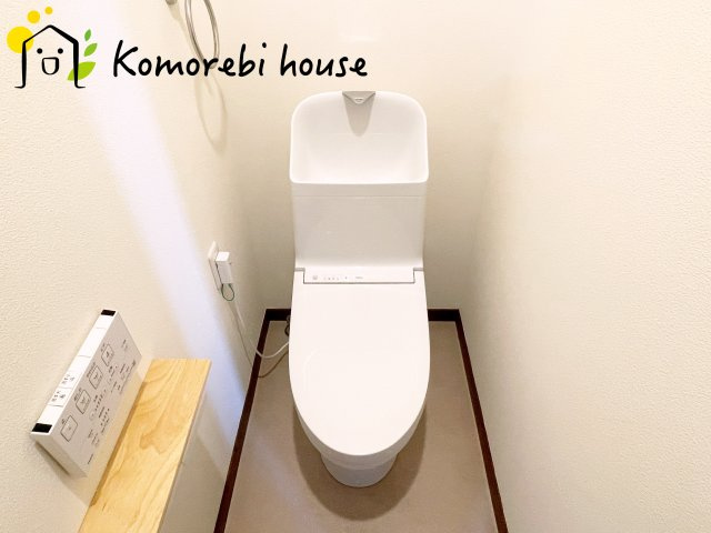 落ち着いた色調のトイレです