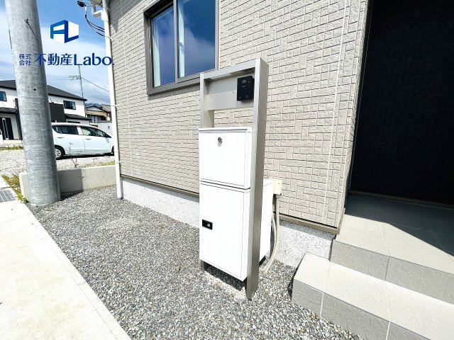外から玄関を開けても直接居室が見えない造りになっております♪
