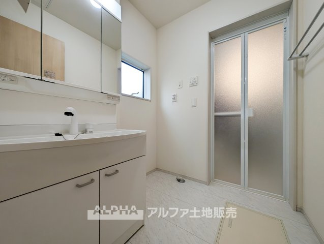 【Laundry　space】　◆ランドリースペース◆広々した空間で雨の日でも十分に洗濯物を乾かすことが出来ます。バスルームには浴室換気乾燥機も付いているので重宝しますね。