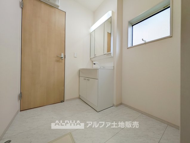 【Powder　room】　◆独立洗面台◆身支度がはかどる独立洗面台を採用。鏡まわりや下部収納を活用することで、日用品を整理しやすく清潔感のある空間を保てます。