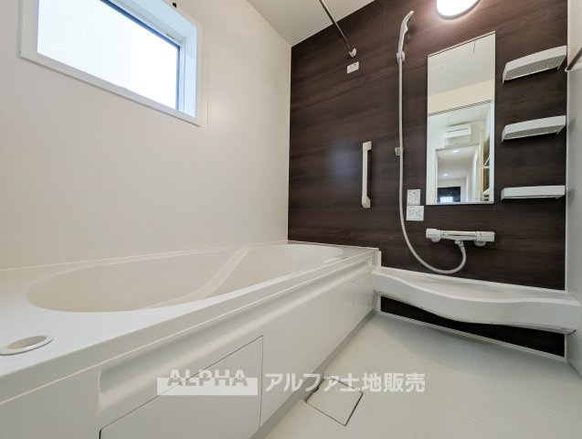 【Relax　bath】　◆バスルーム◆やわらかな照明に包まれた浴室空間。ゆったり湯船に浸かりながら、一日の疲れを癒し、心まで落ち着く時間を過ごせます。