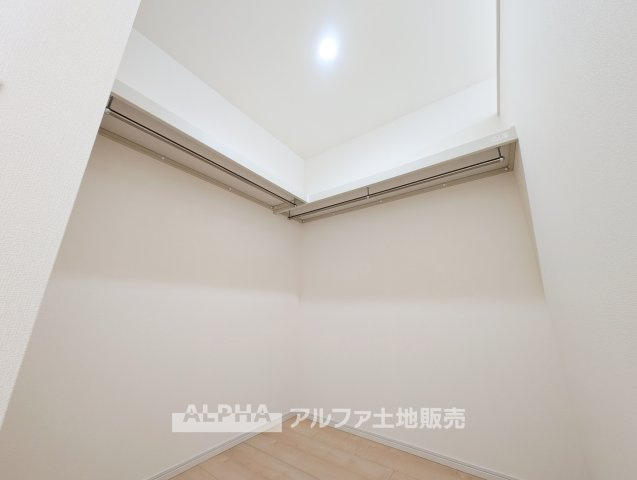 【walk　in　closet】　◆ウォークイン・クローゼット◆大好きな服、大事なバッグやアクセサリー、そして大切な思い出の品々。そんなものを傍らにそっと置いておきたい。そんな時に重宝しますね