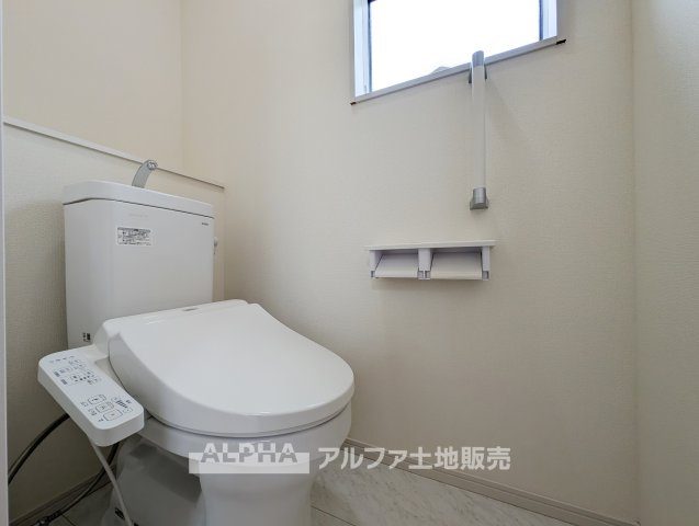 【Warm　water　flush　toilet】　◆温水洗浄便座付きトイレ◆お掃除も楽々。快適に過ごすためには今や欠かせない設備の一つです。壁掛けリモコンで使いやすくいつでも清潔に保てます。