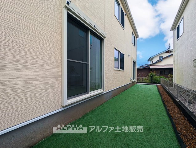 【Quiet　Comfort】　◆静けさとともに◆　外の喧騒を忘れさせる落ち着きが、日々に余白を生む。ここでの時間が、自然と笑顔を増やしていく。