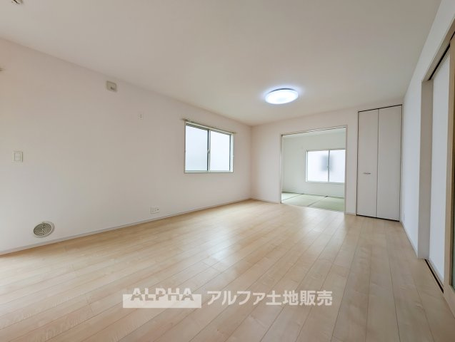 【Life　Stage】　◆暮らしに寄り添う◆　小さなお子様の遊び場から、成長後の学習スペース、ご夫婦のくつろぎの場まで、ライフステージに合わせて活用できます。