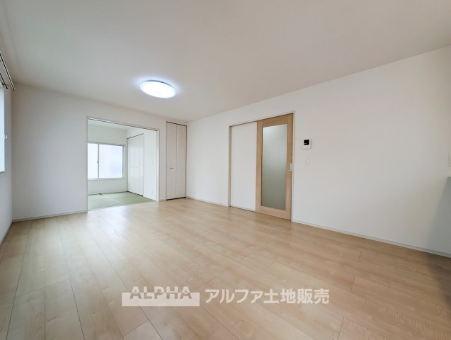 【Daily　Scene】　◆暮らしをつなぐ場所◆　「おはよう」から「おやすみ」まで、一日のさまざまな時間が交差するリビング。家族の何気ない毎日を、心地よく支える空間です。