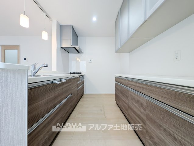 【Daily　Comfort】　◆毎日を整える空間◆使いやすさに配慮されたキッチンは、料理をする時間まで楽しく感じられる場所。暮らしのリズムに自然と馴染み、心地よい日常を演出します。