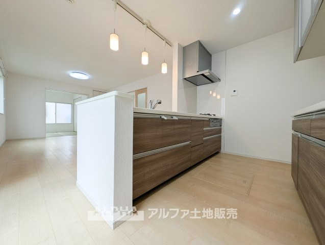 【Timeless　Kitchen】　◆暮らしの真ん中にある場所◆毎日の食事も、何気ない会話も自然と集まるキッチンスペース。空間に調和するデザインが、過ごす時間そのものを心地よく変えてくれる。　