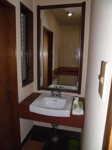 1階トイレ横洗面台