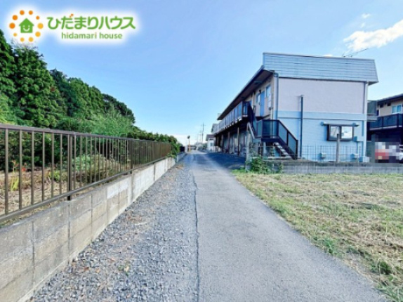 閑静な住宅地なので、幹線道路や大通りに面していないので大型車が通ることが少なく静かです。