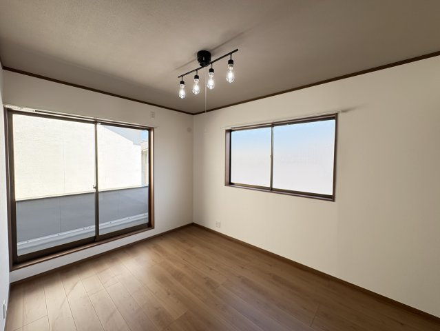 落ち着いた雰囲気の洋室は、シンプルで使いやすい空間設計が魅力です。大きな窓から自然光が入り、日中は明るく快適に過ごせます。収納スペースも確保されており、お部屋をすっきり保ちやすい点もポイントです。