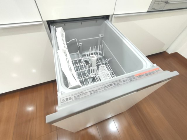 【食洗機】　手肌に優しく、家事の時短にもなる食洗機を完備。