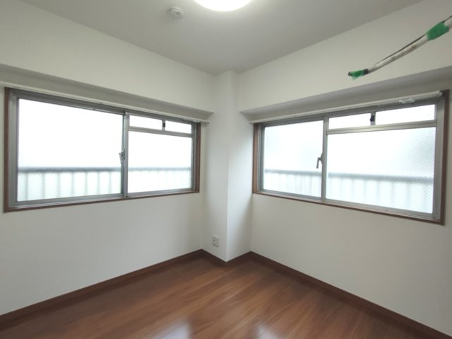 【洋室約4.6帖】　2面採光の明るいお部屋。窓がやや高めの位置にあるので、家具の邪魔をせずインテリアコーディネートがしやすそうですね。