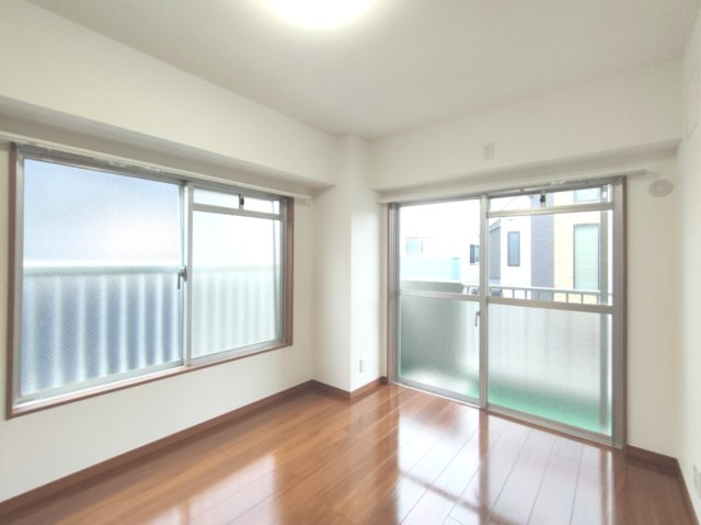 【洋室約6.0帖】　ゆったりサイズの洋室は、主寝室にいかがでしょうか？