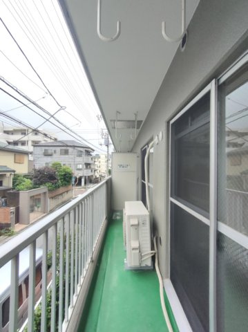 【バルコニー】　お天気のいい日はお外で洗濯物を干していただけます。