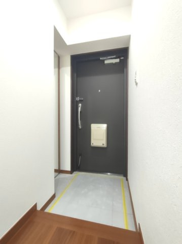【玄関】　コンパクトなスペースながら、大容量の収納を備えており、しっかり整理整頓する習慣が付きやすそうです。