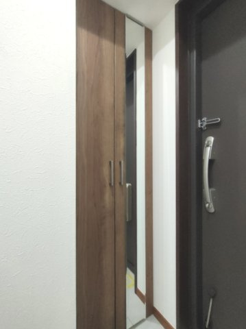 【玄関収納】　姿見付きの玄関収納を備えています。お出かけ前に身支度のチェックができます。