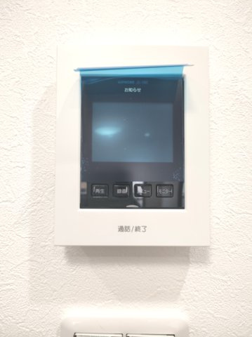 【TVモニター付きインターフォン】　訪問者の顔を見ることができるので、安心してドアを開けられます。