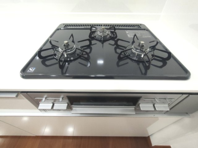 【3口コンロ】　3口コンロ、グリル付きでお料理のレパートリーも増えそうです。