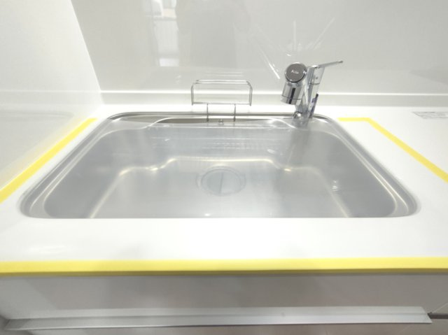 【シンク】　食器洗いもはかどる広々としたシンク。クリアな水が毎日使え、見た目にもスマートな浄水器一体型を採用。