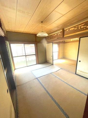 襖で仕切られており、隣接する部屋との間仕切りが可能です