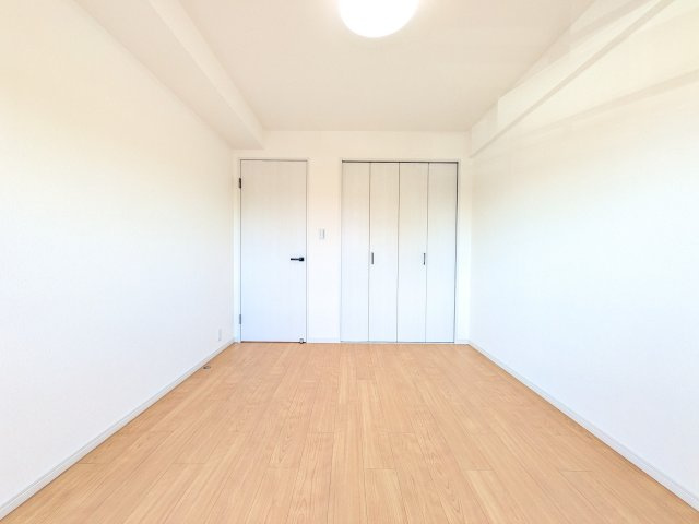 南東側の約6帖の洋室。クローゼットもあるので住空間もより快適にご使用いただけます！