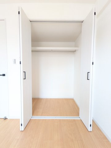 南東側洋室にあるクローゼット。パイプハンガーもあるので洋服も掛けて収納ができますね。