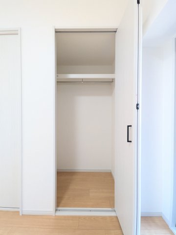 北側洋室にあるクローゼット。パイプハンガーもあるので洋服も掛けて収納ができますね。収納力もあるのでお部屋もよりスッキリとお使いいただけそう。