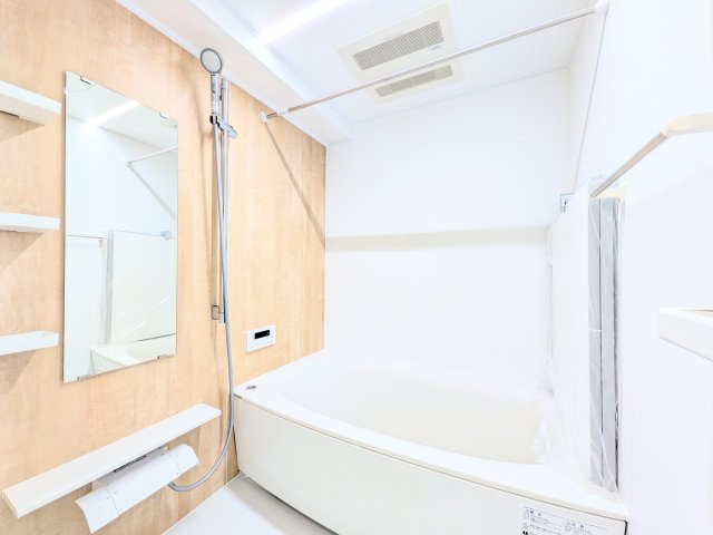 浴室換気乾燥機つきなので一年中快適なバスタイムを送ることができます♪花粉のひどい季節や雨の日などここでお洗濯ものも乾かせるのが◎追いだき機能もあるのでご家族で入る時間がバラバラでも大丈夫です。
