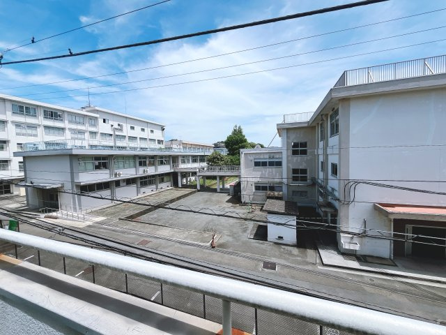 【眺望】　【外観】　JR衣笠駅まで平坦の立地　現在、空室ですので随時にご内見いただけます。　室内の状況から、ある程度のリフォームが必要になります