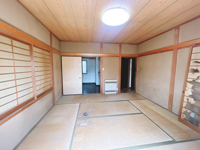 【2階・和室】　【外観】　JR衣笠駅まで平坦の立地　現在、空室ですので随時にご内見いただけます。　室内の状況から、ある程度のリフォームが必要になります