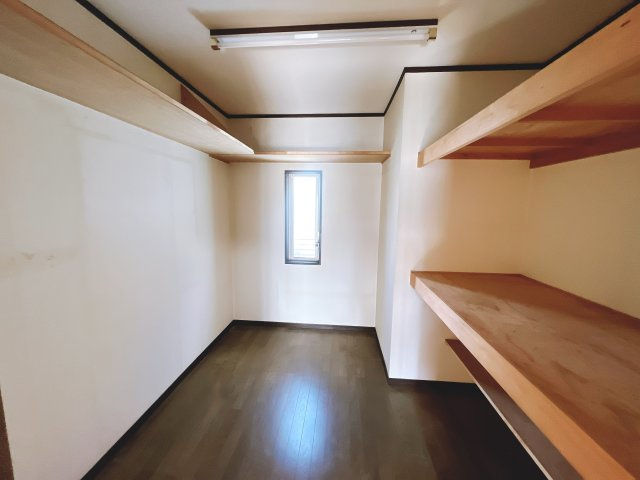 【2階・収納】　【外観】　JR衣笠駅まで平坦の立地　現在、空室ですので随時にご内見いただけます。　室内の状況から、ある程度のリフォームが必要になります