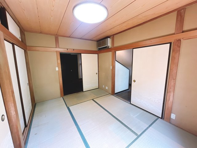 【和室】　JR衣笠駅まで平坦の立地　現在、空室ですので随時にご内見いただけます。　室内の状況から、ある程度のリフォームが必要になります