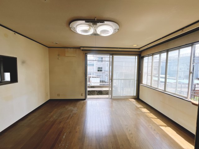 【リビング】　【外観】　JR衣笠駅まで平坦の立地　現在、空室ですので随時にご内見いただけます。　室内の状況から、ある程度のリフォームが必要になります