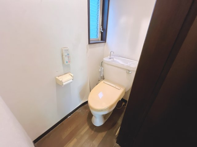 【トイレ】　【外観】　JR衣笠駅まで平坦の立地　現在、空室ですので随時にご内見いただけます。　室内の状況から、ある程度のリフォームが必要になります