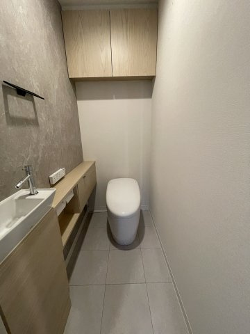 タンクレスのトイレを設置しました。