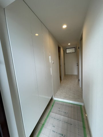 白を基調とした玄関です。