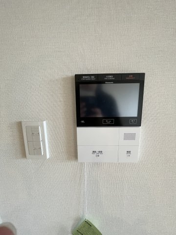 TVモニター付のインターホンが設置されています。
