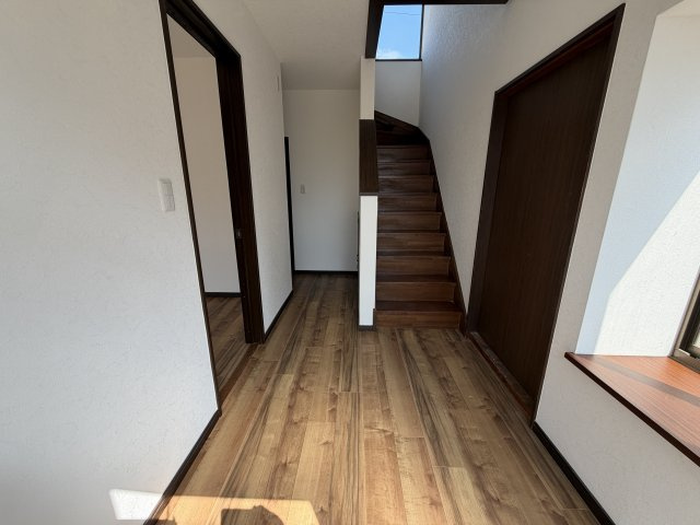 木目調の廊下で温かみを感じられます。