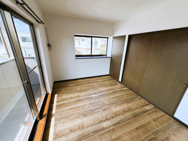 バルコニーで洗濯物を干したり気分転換できる洋室