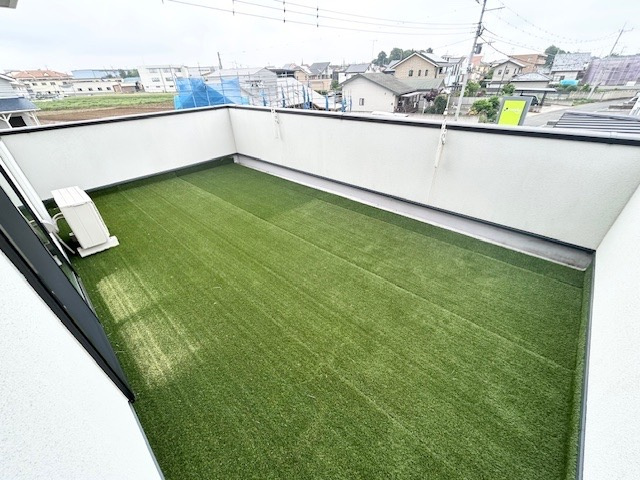 ■バルコニー｜広さもあり、風通しも良いので、マットレスなどの寝具も干せそうです。